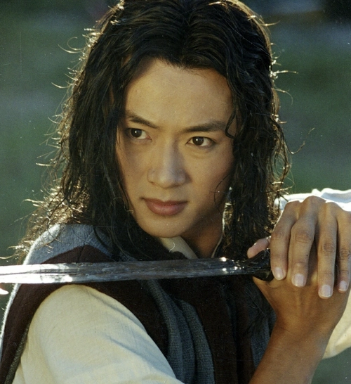 后续吴健又参演了金庸剧《侠客行》,不仅担任男主角,还一人分饰两角.