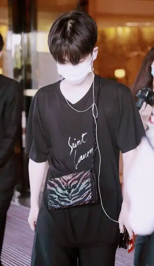 要说这一套最吸睛的莫过于他的裤子和鞋子了,这样大版型的喇叭裤很少