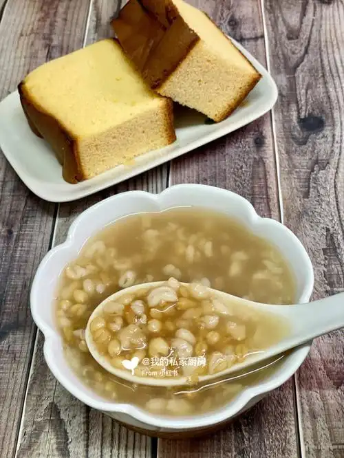 从前酒楼推点心车的年代,糖水车仔有花生麦米粥,红豆沙,绿豆沙,芝麻糊