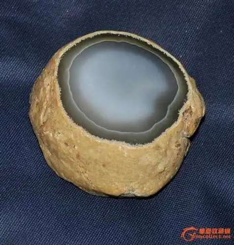 展开全部 比较普通的玛瑙原石切面,价值不高,小几百元.