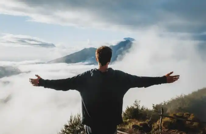 男人坚强挺住的图片