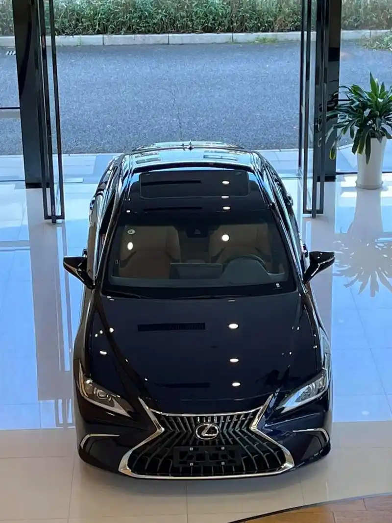 雷克萨斯es宝石蓝的外观还是很耐看的