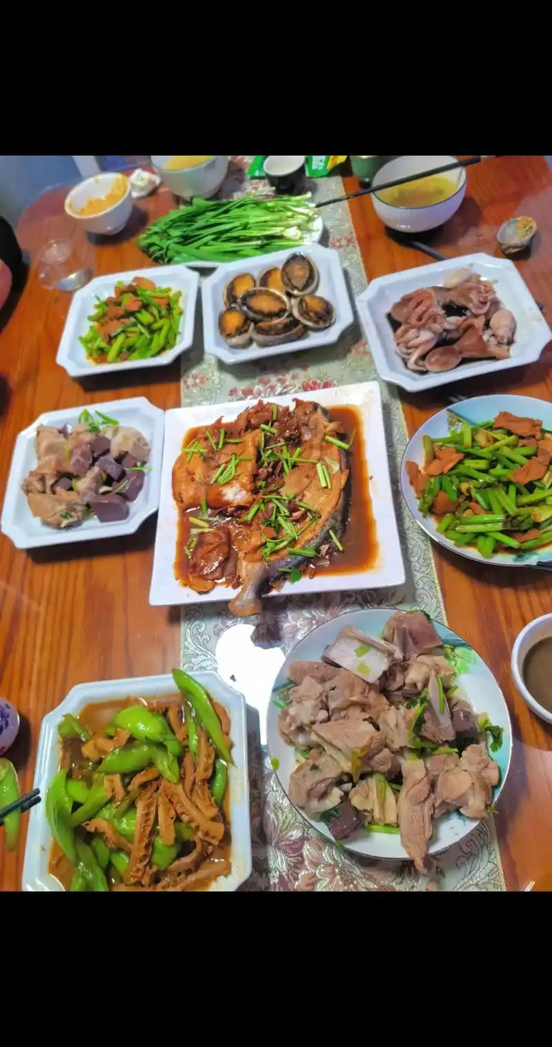 家人围坐在一起,共享温馨的晚餐,其乐融融.和家人一起吃饭,不 - 抖音