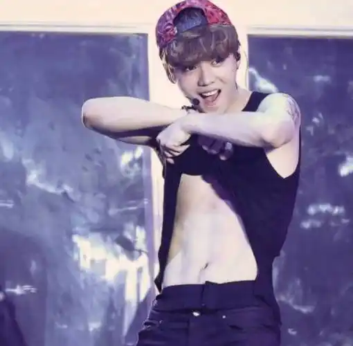 这剧女主是关晓彤)~鹿晗变身健身狂魔,实力秀肌肉?