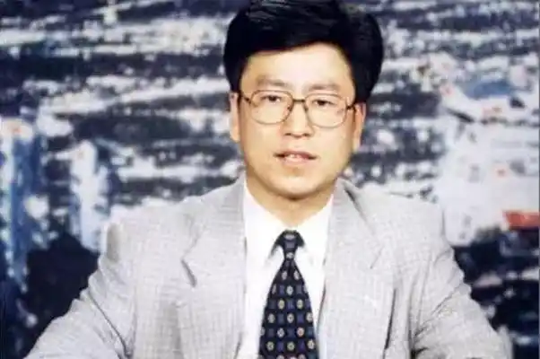 央视主持人白岩松年轻旧照曝光穿着潮流还是摇滚少年