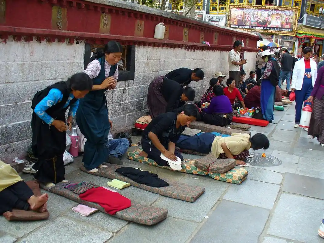 虔诚的藏民——朝拜