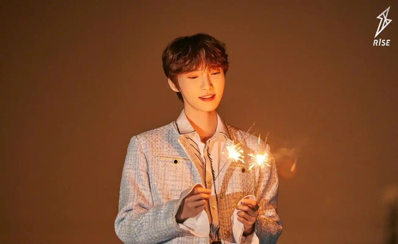 赵磊一组星光烟花写真释出,身着浅色外套手持烟花,帅气十足