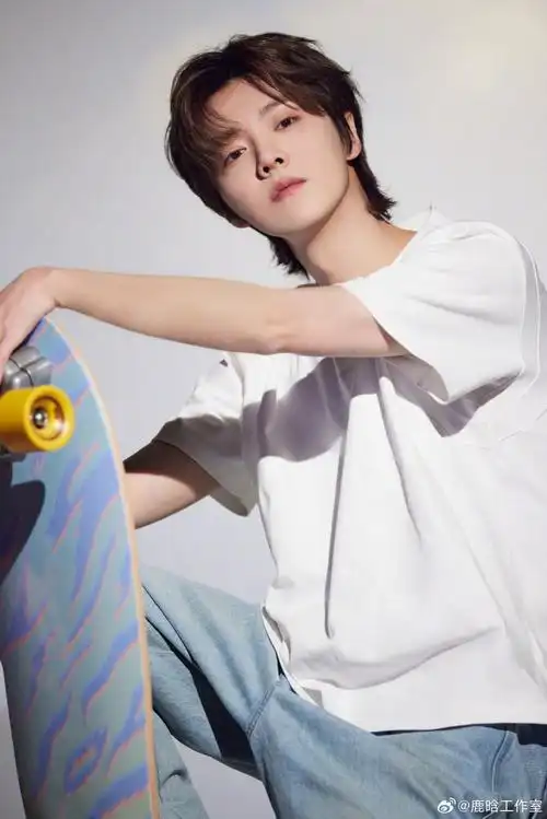 鹿晗清爽白西装