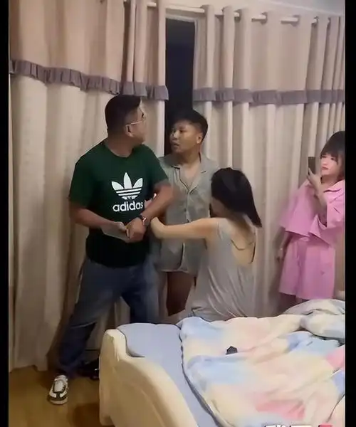 拿菜刀击退众人,护三狂魔引爆社交|小三|偷情|原配|出轨|第三者|夫妻