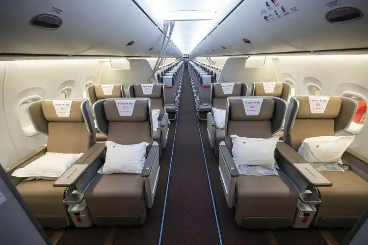 公务舱座位.c919流线型机头采用了四块曲面玻璃.c919飞机的翼梢小翼.