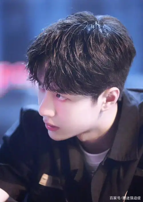 王一博的侧颜简直不要太好看!