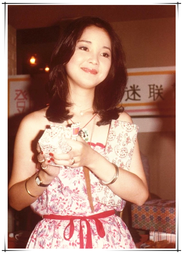 邓丽君80年代的甜美穿搭,碎花裙配松糕鞋,歌甜人美造型也是一绝