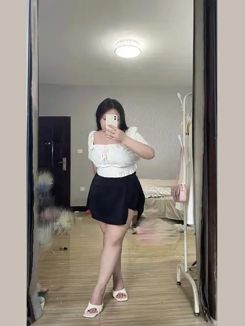 155cm140斤有安全裤的黑色小短裙很难不爱