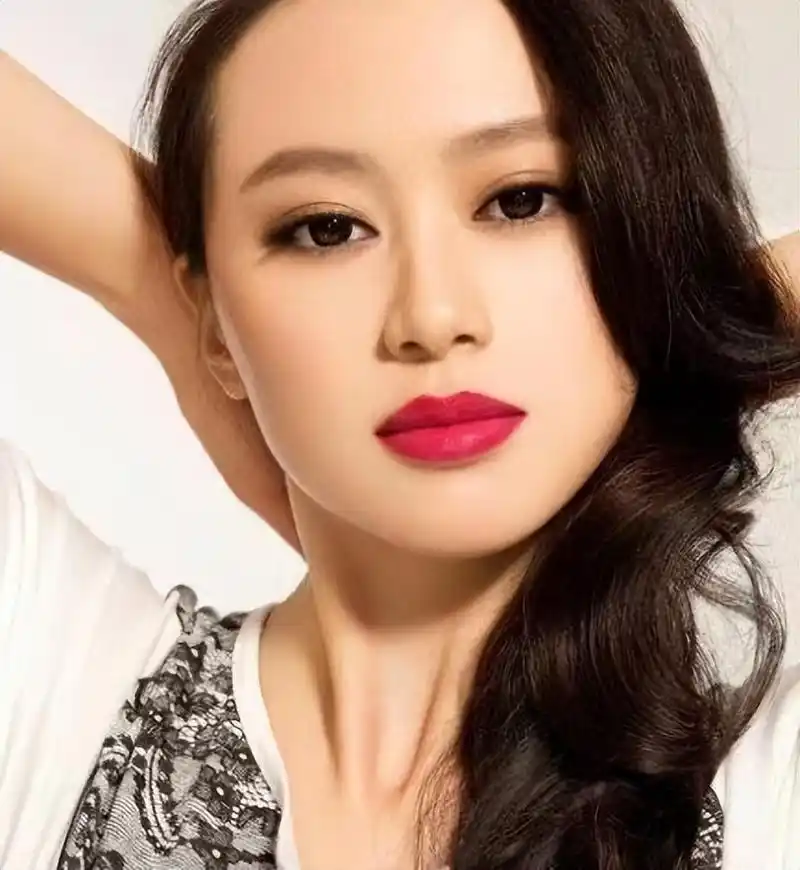 2002年体操女神戴菲菲退役后过得如何?北大任教之余,进军娱乐圈