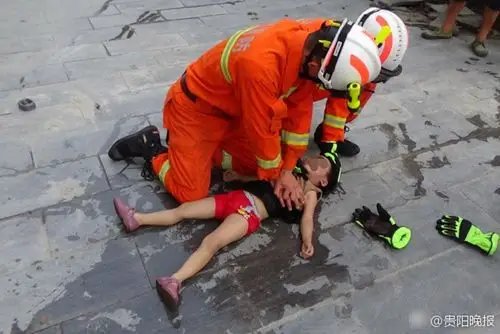 医护人员到达现场后,交由医护人员进行抢救,由于小女孩在污水中溺水