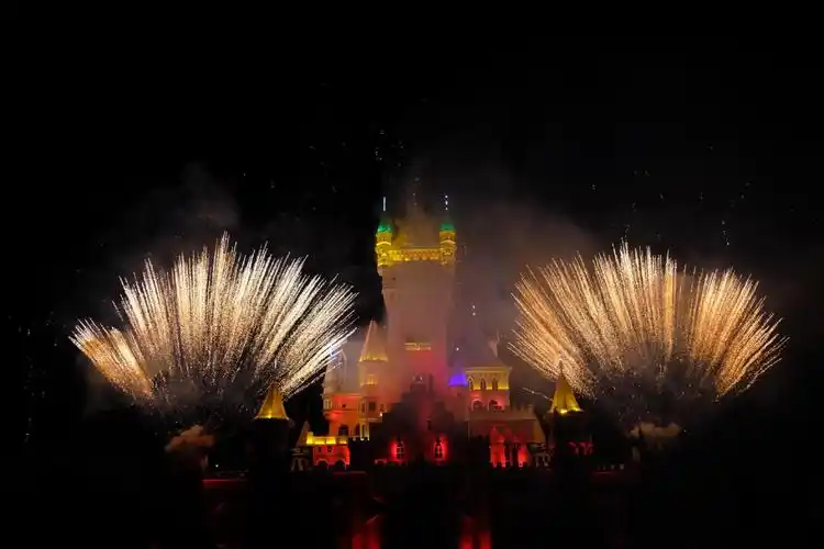 西方魔幻古风传奇粉色城堡浪漫烟花万圣节就来青岛方特梦幻王国