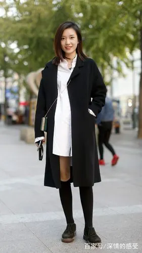 街拍:时尚美女青春靓丽,穿搭高贵时尚,你喜欢吗?