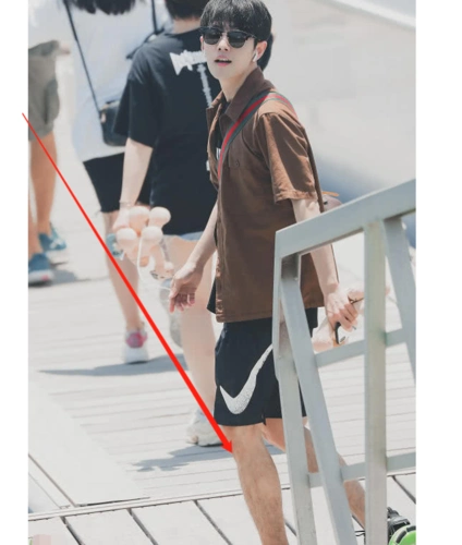 为啥肖战从不露腿?看到他穿短裤的生图明白了,秋裤钱都省了