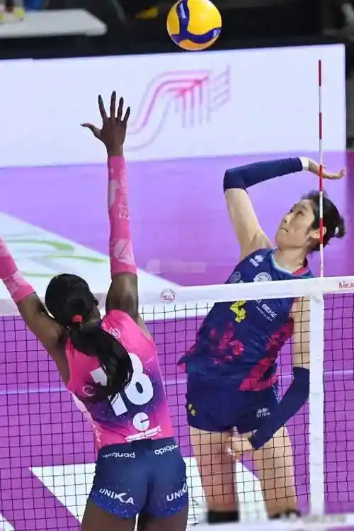 朱婷13分对轰斯坎首回合横扫米兰,安娃19分艾格努17分并列得分王_坎迪