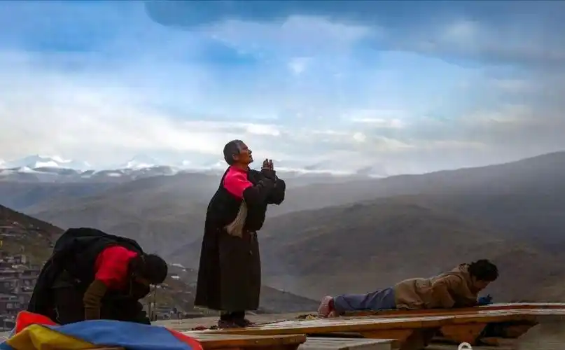 虔诚朝拜的藏民