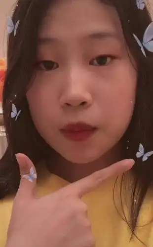 小沈阳13岁女儿沈佳润晒近照,冲镜头不停搞怪自信满满