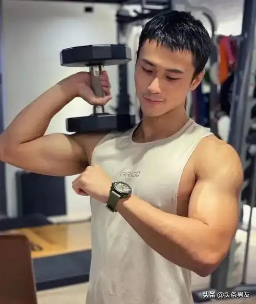 肌肉灭火男的私人健身照,超级完美_网易订阅