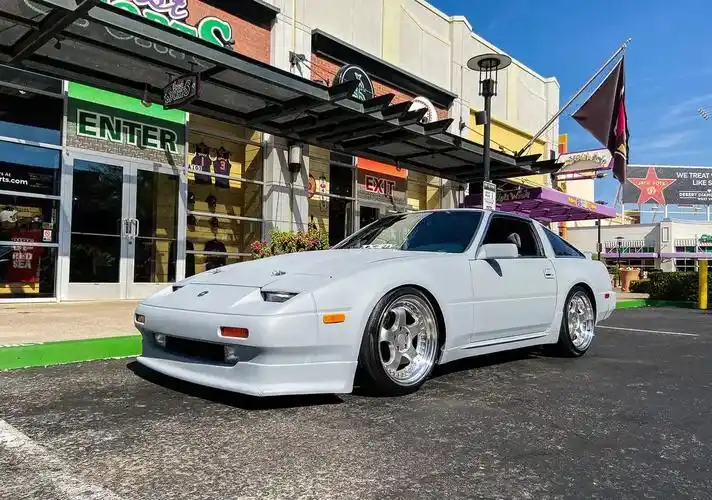 打造日产300zx 成为与众不同的跑车姿态