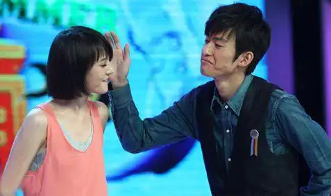 郑爽疑似与胡彦斌复合两人亲密动作曝光