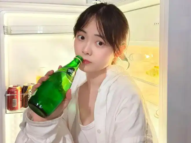 女友宅家这样自拍也太骚了