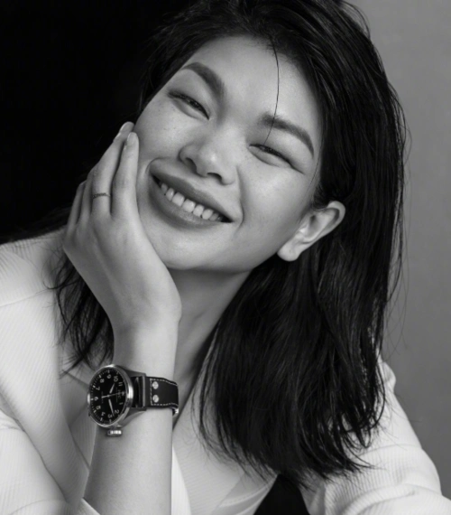 最丑超模吕燕全家出行外籍老公胡子拉碴混血儿子五官精致