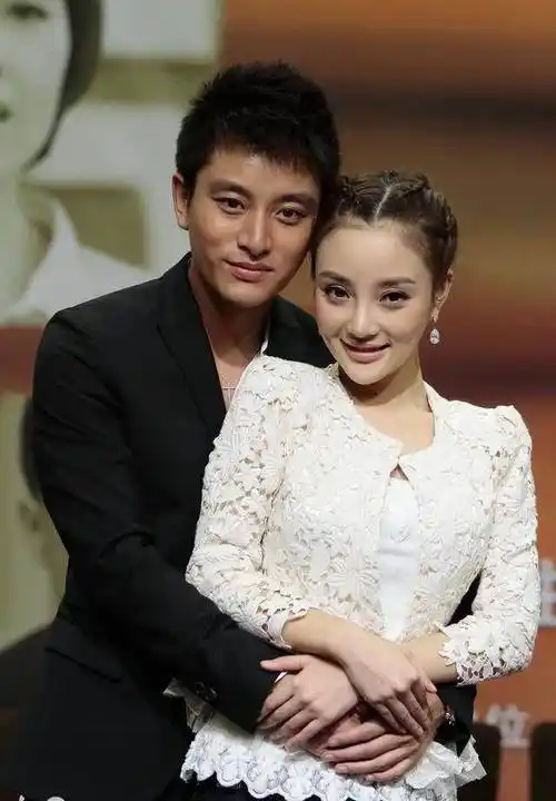 "夜宿门"之后贾乃亮失落惆怅,被拍到凌晨酒吧孤身一人借酒消愁_李小璐