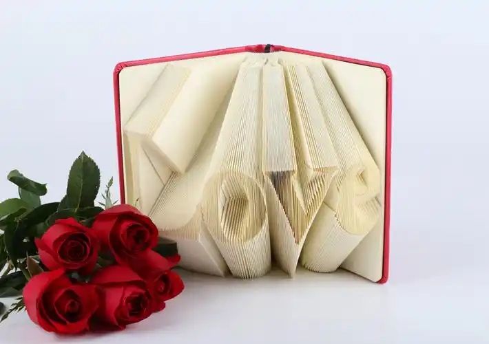 每一页,一打开就会有love的单词,也可以一张卡片用扎出一个爱心的形状