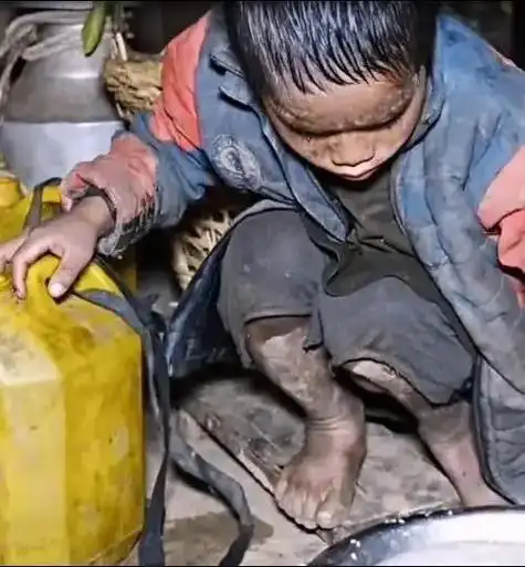 贫困山区老人和孩子 - 抖音