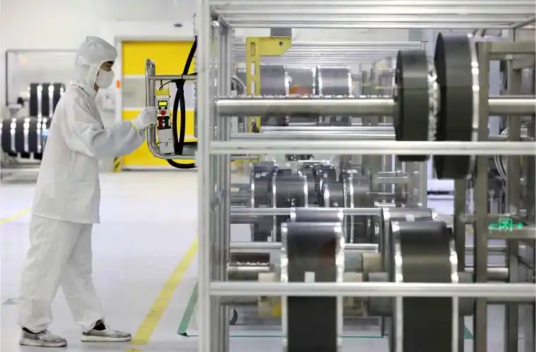 合肥一家动力电池生产企业的生产车间,技术人员在锂电池生产线上作业