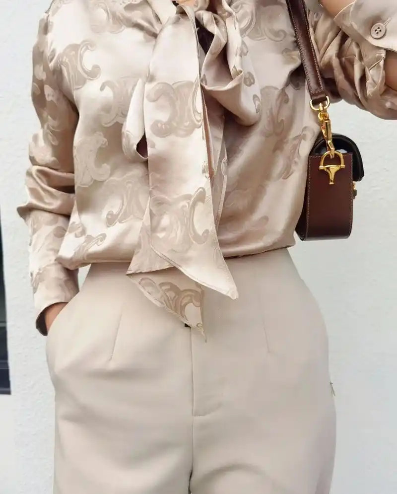 香槟色搭配 香槟色飘带衬衫搭配色黄色小脚裤,真的很搭配颜视觉很有