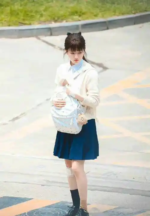 赵露思的校服具有jk制服的特点.