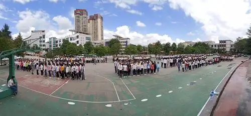 开阳县第一中学2018级高一新生军训第一天剪影