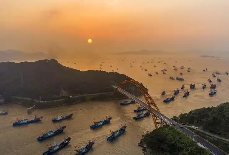 象山渔船今晨出海石浦港再次千舟竞发