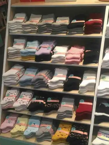 最近很兴这种日系风袜子店,不过价格有点贵.