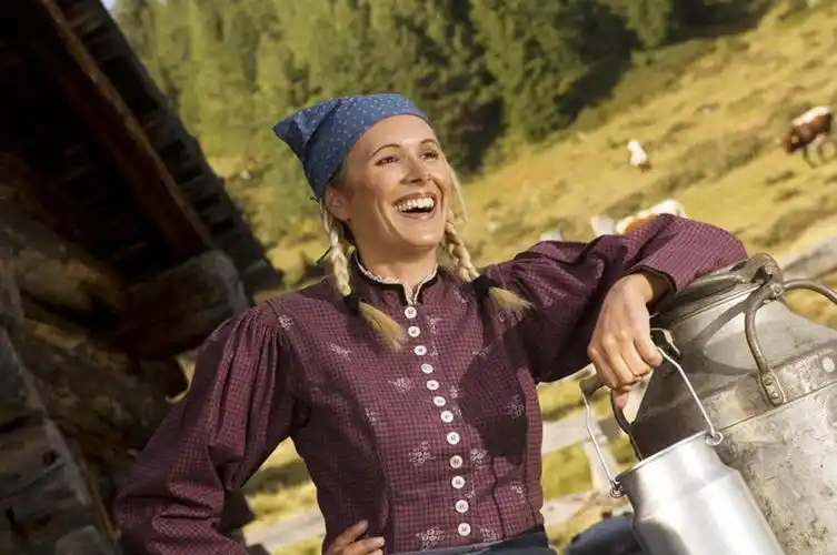 横图,室外,白天,正面,工作服,制服,草地,草坪,植物,牛,野生动物,欧洲