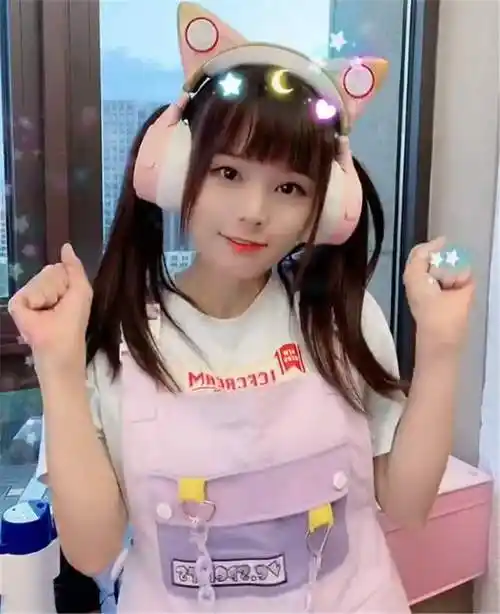 火线妹穿着jk闹市跳舞,黑袜小腿太真实!最后用大招挽回颜面