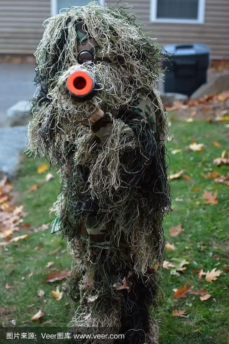 万圣节穿着吉利服的狙击手小子