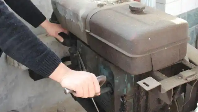 人工手摇拖拉机,你知道怎么把它发动起来吗?