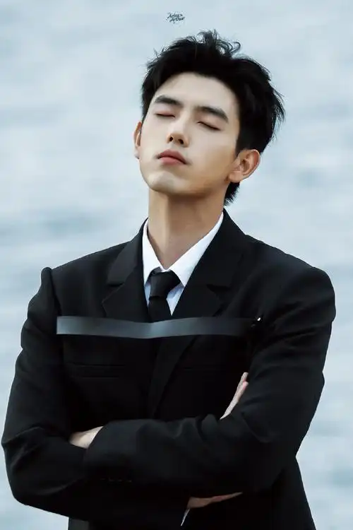 陈飞宇一字绑带黑西装