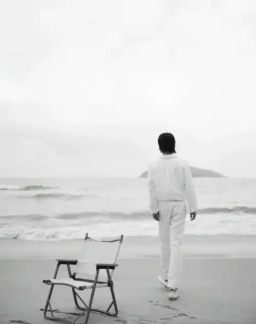 2月17日张碧晨发文称自己开工收工了,晒出照片,脚上穿着貌似和华晨宇