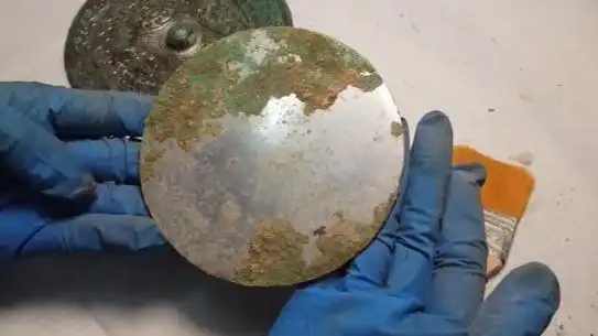 陕西一墓地出土80余枚汉代铜镜,清理修复后光可鉴人