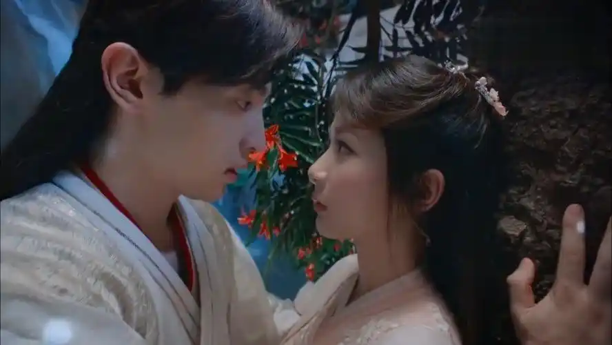 锦觅旭凤灵修这段戏太美了,两人在凤凰花树下饮酒作乐 67