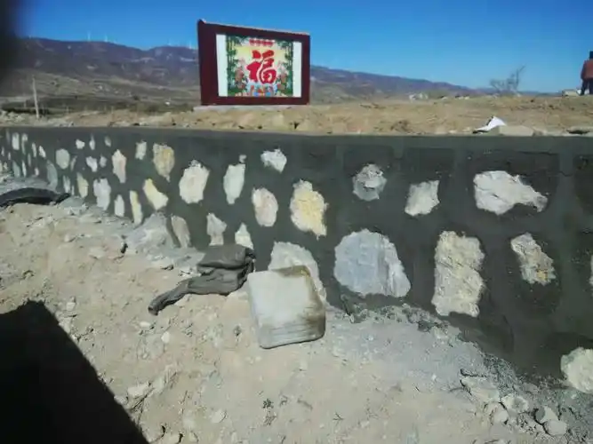 刘庄村:浆砌石头渠勾缝20米.