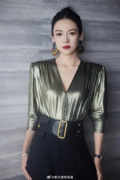 章子怡状态真好卷发红唇优雅大气