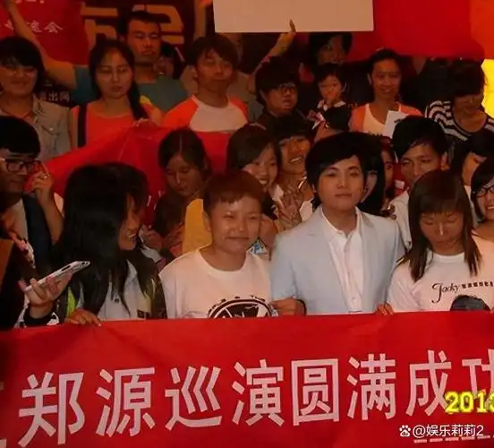 事实证明,42岁的郑源因病"消失"后,走上了另一条"康庄大道"